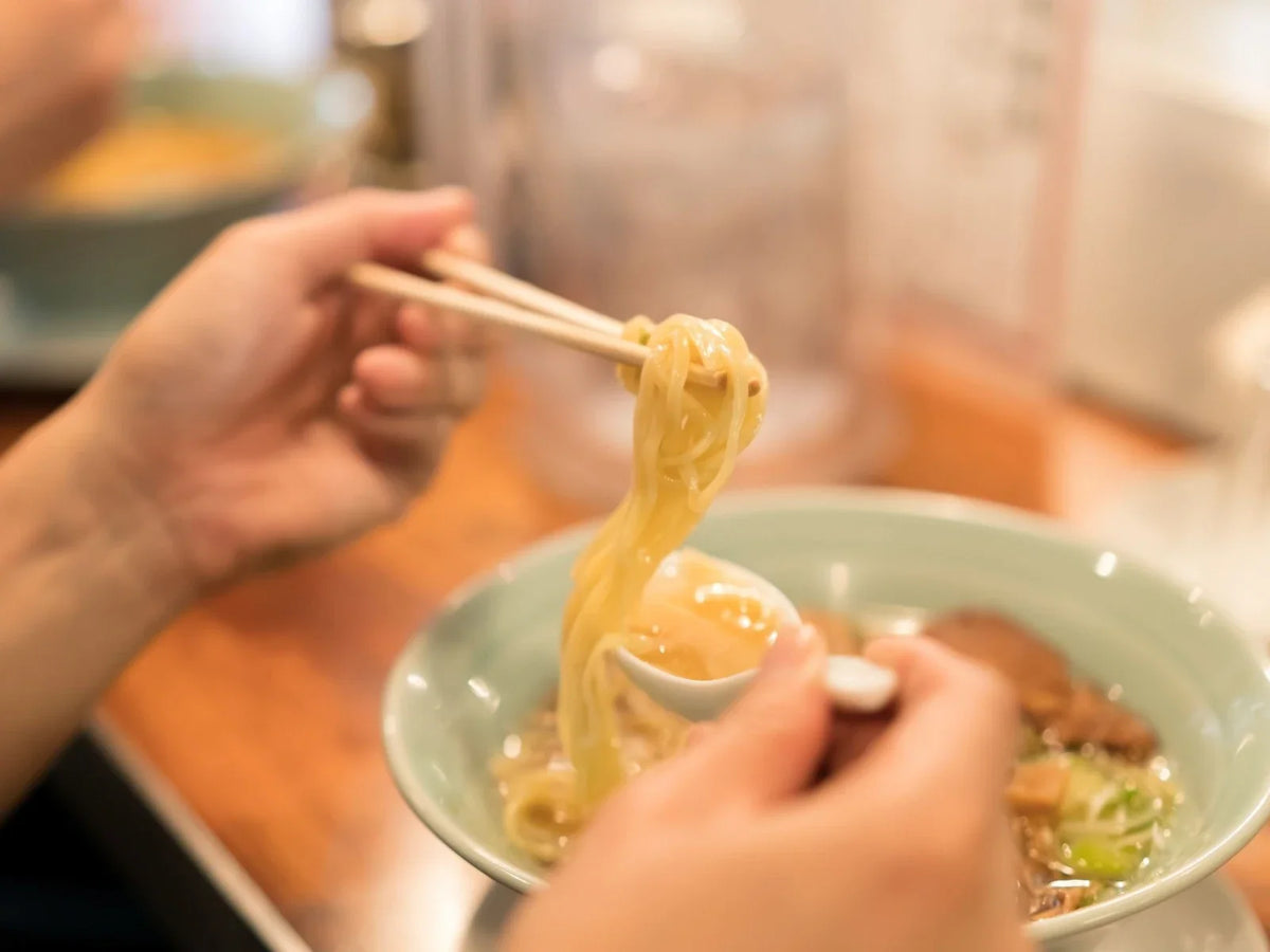 ラーメンを食べている画像